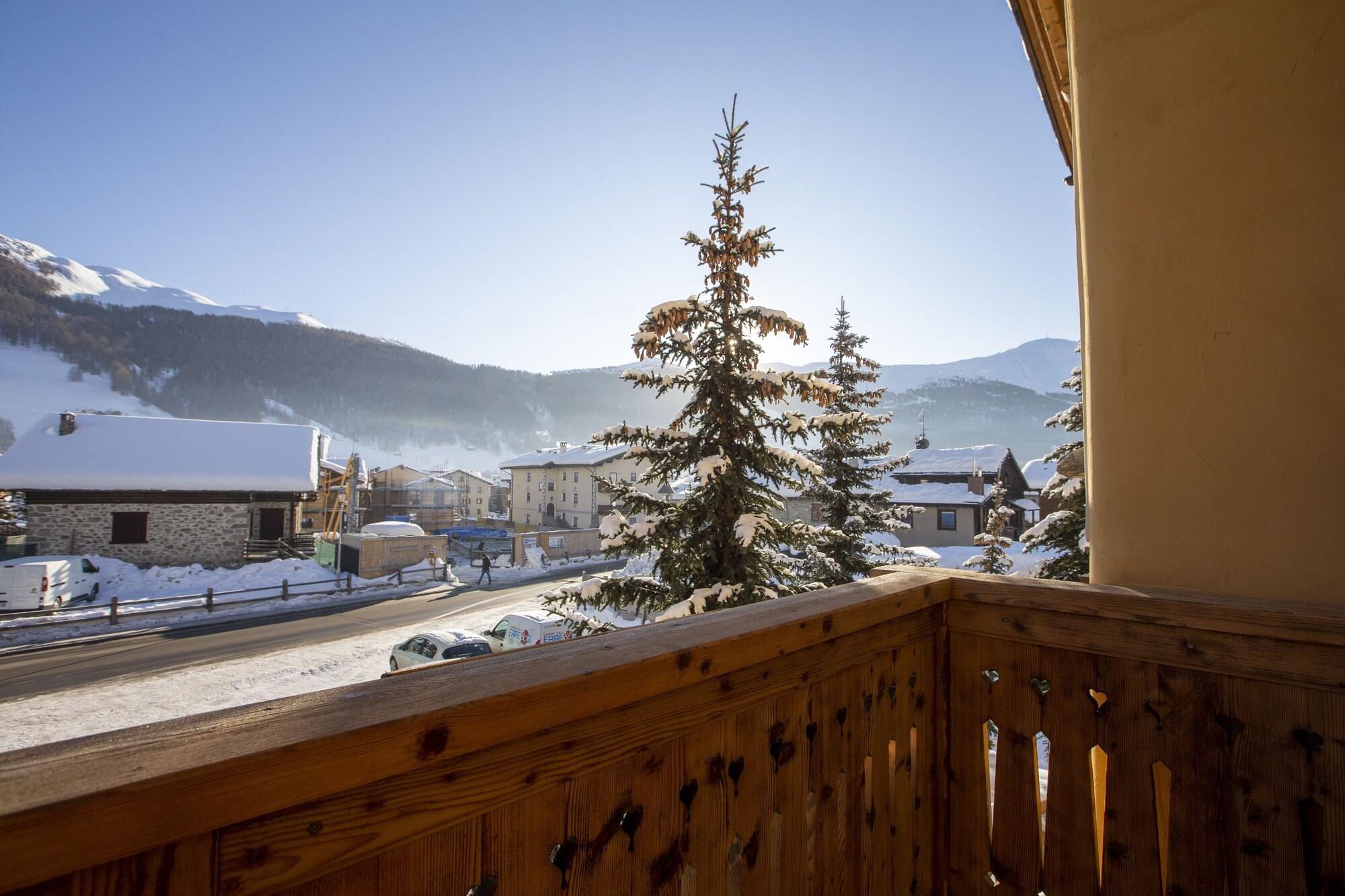 Hotel "La Suisse" リヴィーニョ エクステリア 写真